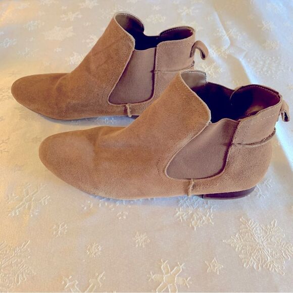 Steve Madden Ankle Boots Tan Suede Leather Stretch Sides Sz 10 Gorgeous - Picture 1 of 6